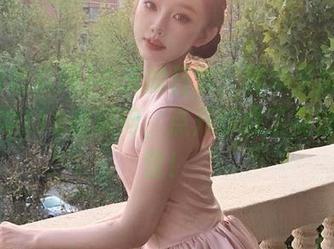 今天的日常：刷苹果版，下意识冲718吃瓜网，点开却成了吴策的露营！