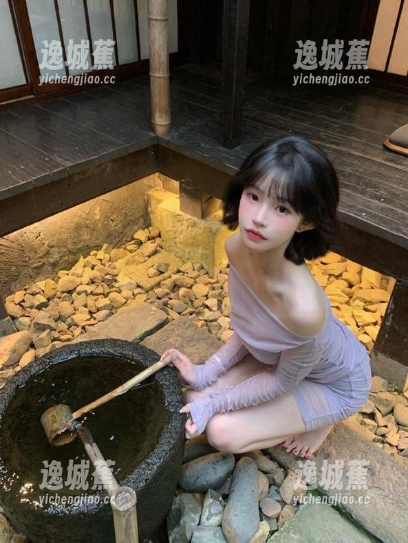 每次“在线吃瓜网”发布新瓜，我都想趴在屏幕边上，时不时想个岔子。