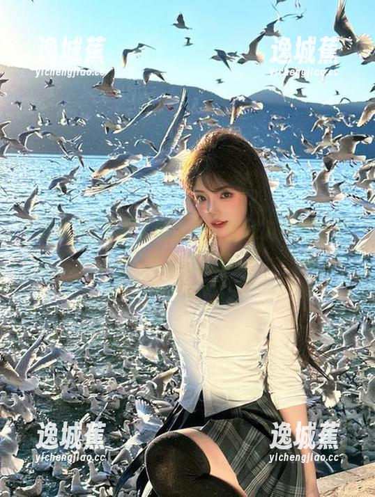 下载了吃瓜网，在线入口显然不只是个进场券…