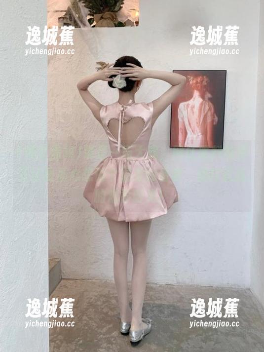 像是一场大戏，网红黑料的资源让我私心想做个温柔的看客，别打扰我的观影时光！